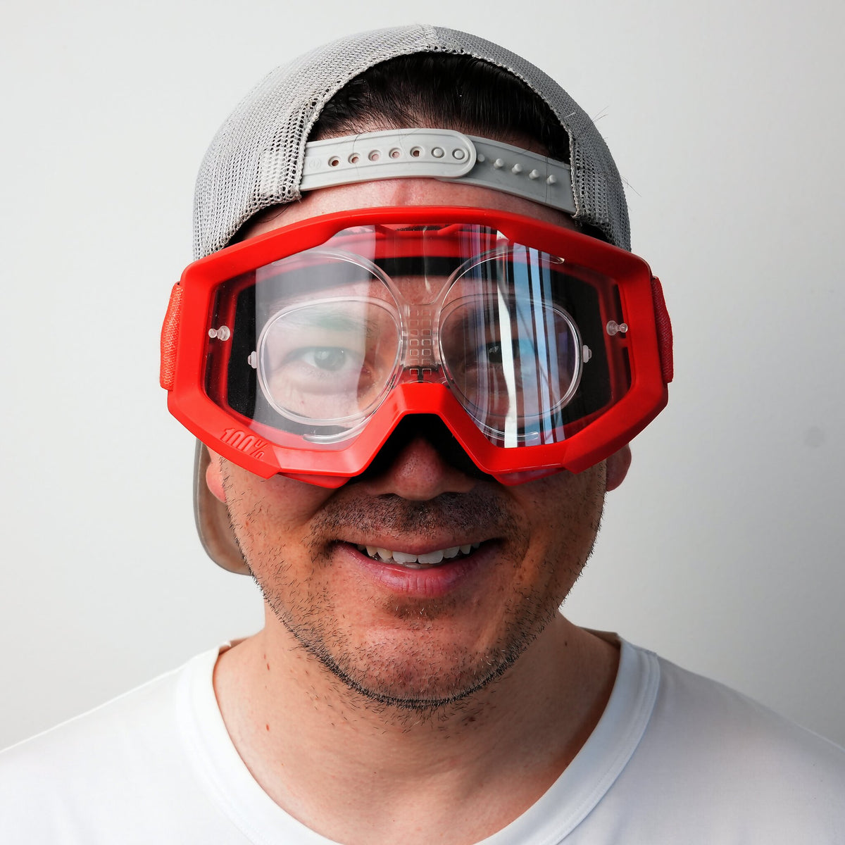 100% Strata 2 MX Brille getragen mit eingesetztem Sehstärke Clip, durch das klare Glas sichtbar, Frontansicht