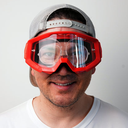 100% Strata 2 MX Brille getragen mit eingesetztem Sehstärke Clip, durch das klare Glas sichtbar, Frontansicht