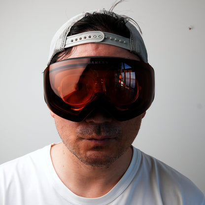 Oakley Flight Deck M Skibrille getragen mit eingesetztem Sehstärke Clip, Frontansicht