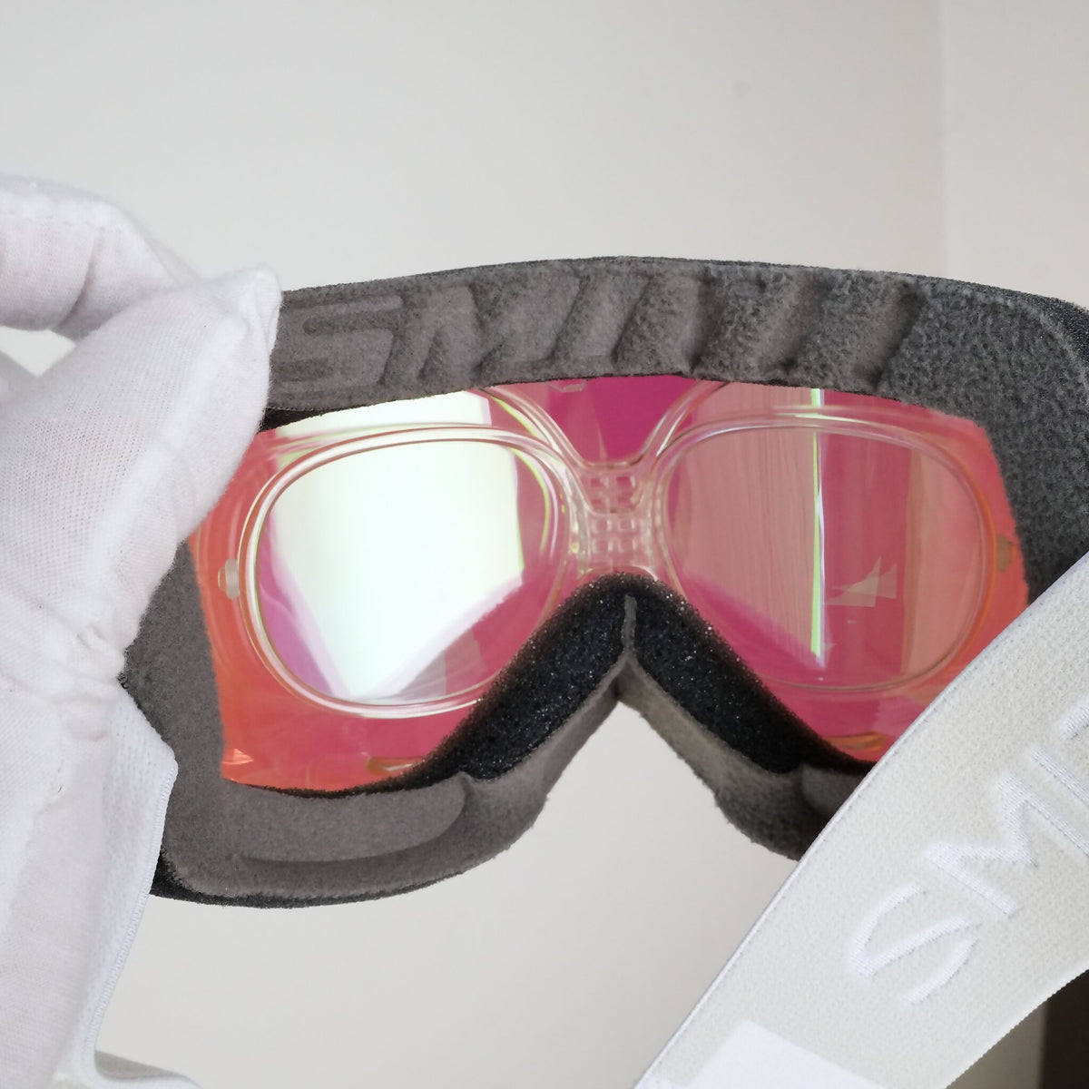 Innenansicht einer Smith 4D MAG Skibrille mit eingesetztem Sehstärke Clip hinter dem Glas